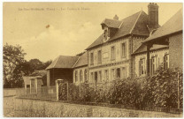 Bec-Hellouin (Le). Les Ecoles, la Mairie.