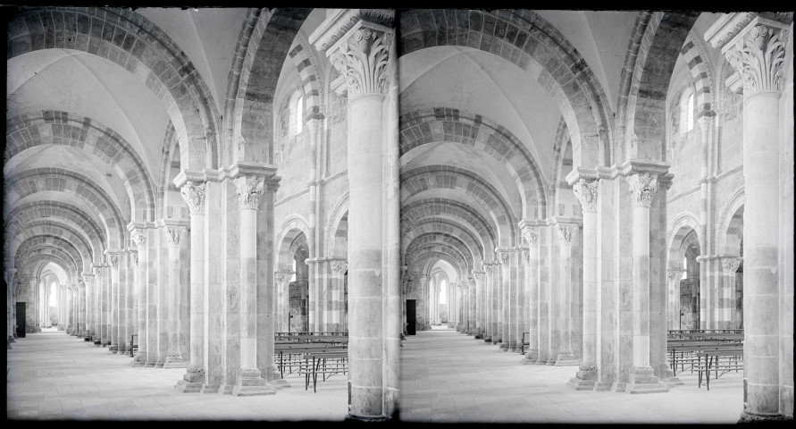 Piliers et chapiteaux sculptés de l'église de la Madeleine de Vézelay (Yonne).
