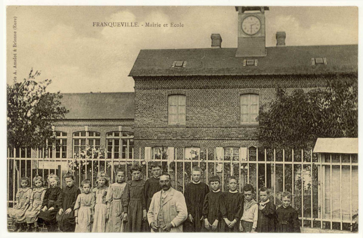 Franqueville. Mairie et Ecole.