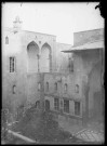 Cour intérieure et jardin d'une habitation.