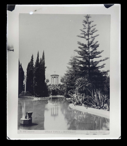 Jardin, bassin et kiosque de la Villa Tasca de Palerme en Sicile (Italie).