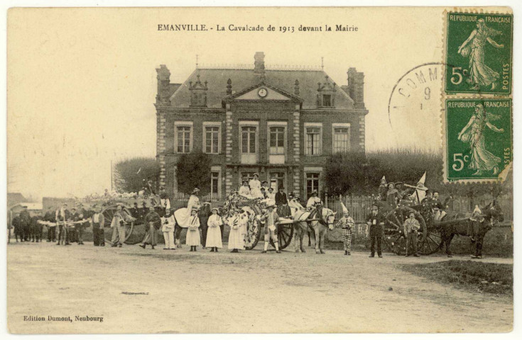 Emanville. La Cavalcade de 1913 devant la Mairie.