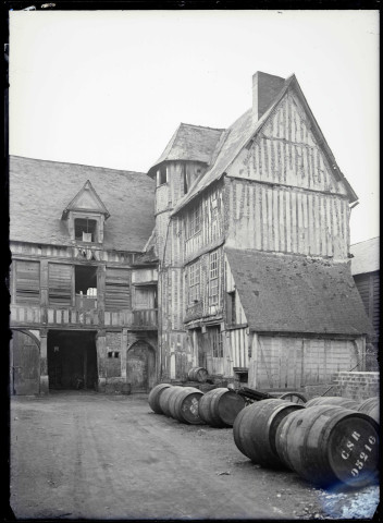 Maison à pans de bois et tourelle de Caudebec-en-Caux (Seine-Maritime).