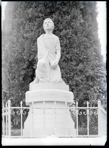 Statue de Saint-Floxel située dans un parc à Bayeux (Calvados).
