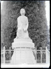 Statue de Saint-Floxel située dans un parc à Bayeux (Calvados).