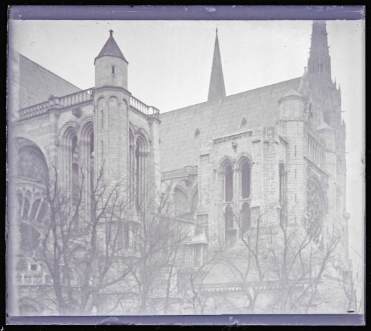 Façade latérale et flèche de la cathédrale Notre-Dame de Chartres (Eure-et-Loir).