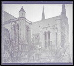 Façade latérale et flèche de la cathédrale Notre-Dame de Chartres (Eure-et-Loir).