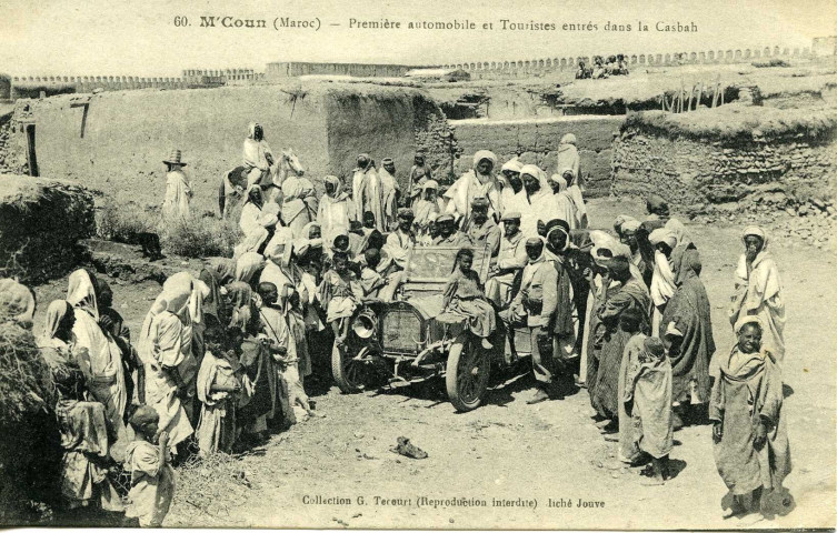 M'Coun (Maroc) - Première automobile et touristes entrés dans la Casbah