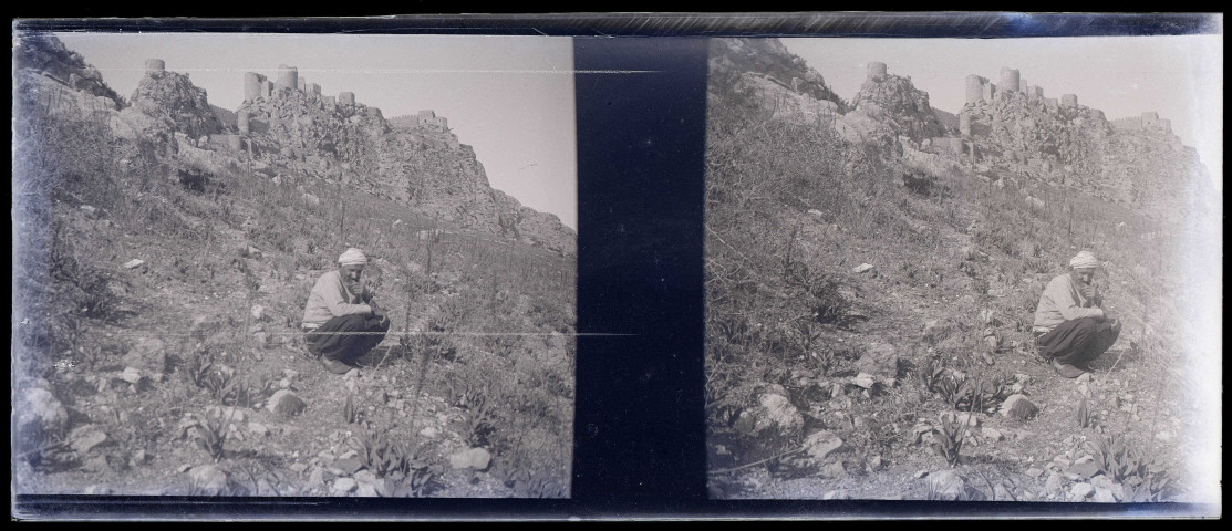 Paysan assis dans la montagne au pied du château du Serpent de Yilan Kale à Adana (Turquie).