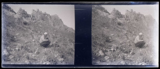 Paysan assis dans la montagne au pied du château du Serpent de Yilan Kale à Adana (Turquie).