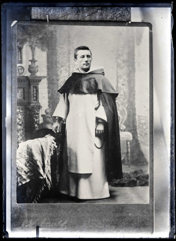 L'abbé Bretocq en habit sacerdotal.