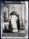 L'abbé Bretocq en habit sacerdotal.