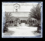 Cour intérieure avec puits, jardin et galerie à arcades.