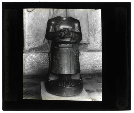 Statue en diorite de Goudéa en Chaldée.