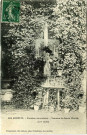 Andelys (Les). Fontaine miraculeuse - Statuette de Sainte Clotilde.