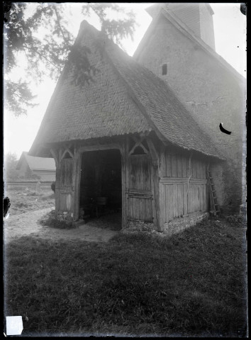 Entrée de l'église de Saint-Martin-du-Tilleul (Eure).