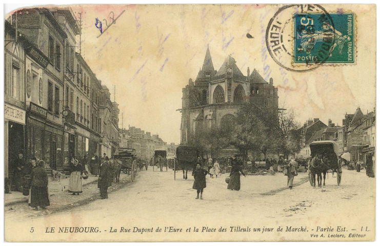 Neubourg (Le). La Rue Dupont de l'Eure et la Place des Tilleuls un jour de Marché. - Partie Est.