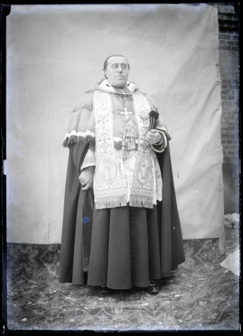 Portrait du chanoine Le Fournier en habit sacerdotal.