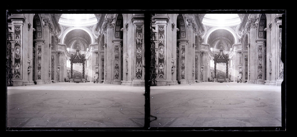 Nef et choeur de la Basilique Saint-Pierre du Vatican.