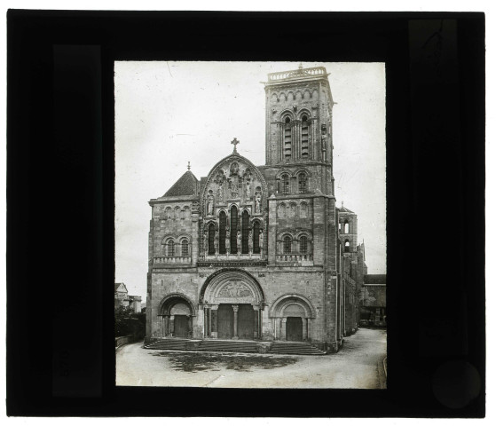 Basilique Sainte-Marie-Madeleine de Vézelay (Yonne), façade ouest.
