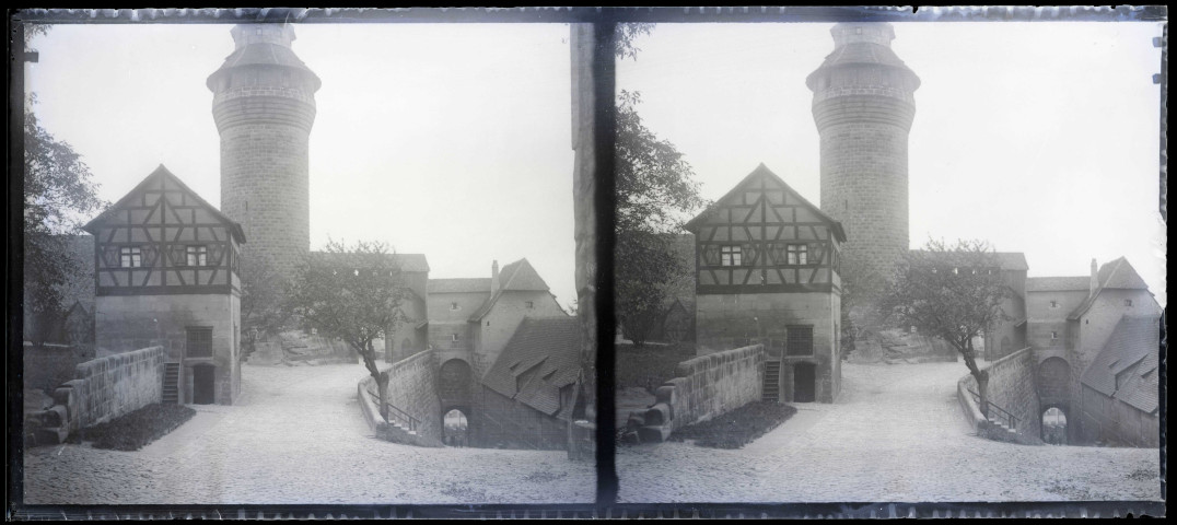 Une maison devant la tour du château impérial de Nuremberg (Bavière, Allemagne).