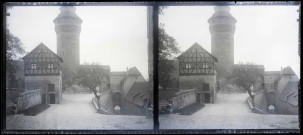Une maison devant la tour du château impérial de Nuremberg (Bavière, Allemagne).