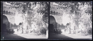 Groupe de personnes à la fontaine au pied de la porte de la ville de Biredjik (Turquie).
