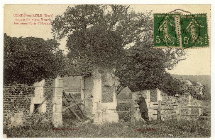 Condé-sur-Risle. Ruines du Vieux Manoir-Ancienne Porte d'honneur.