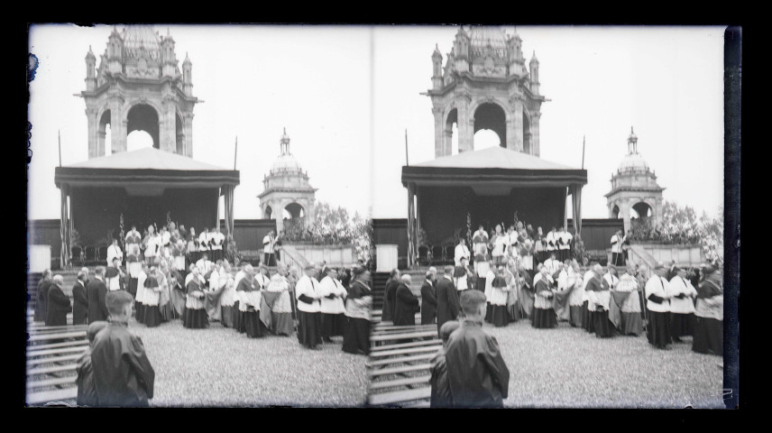 Procession de la Vierge au Monument de Jeanne d'Arc et à la basilique Notre-Dame de Bonsecours (Seine-Maritime).