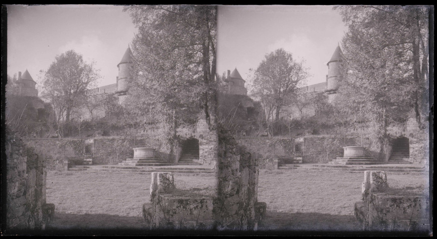 Jardin et puits au pied des remparts du château de Fougères (Ille-et-Vilaine).