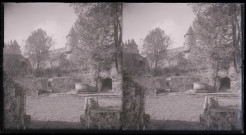 Jardin et puits au pied des remparts du château de Fougères (Ille-et-Vilaine).