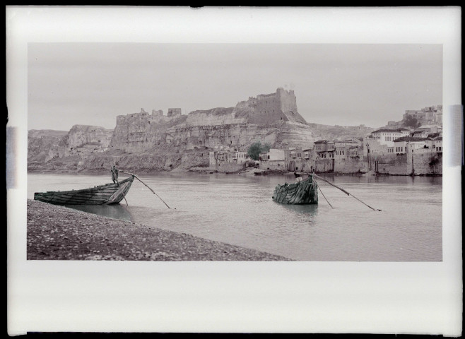 Bac sur les rives de l'Euphrate à Biredjik (Turquie) (notice PA).