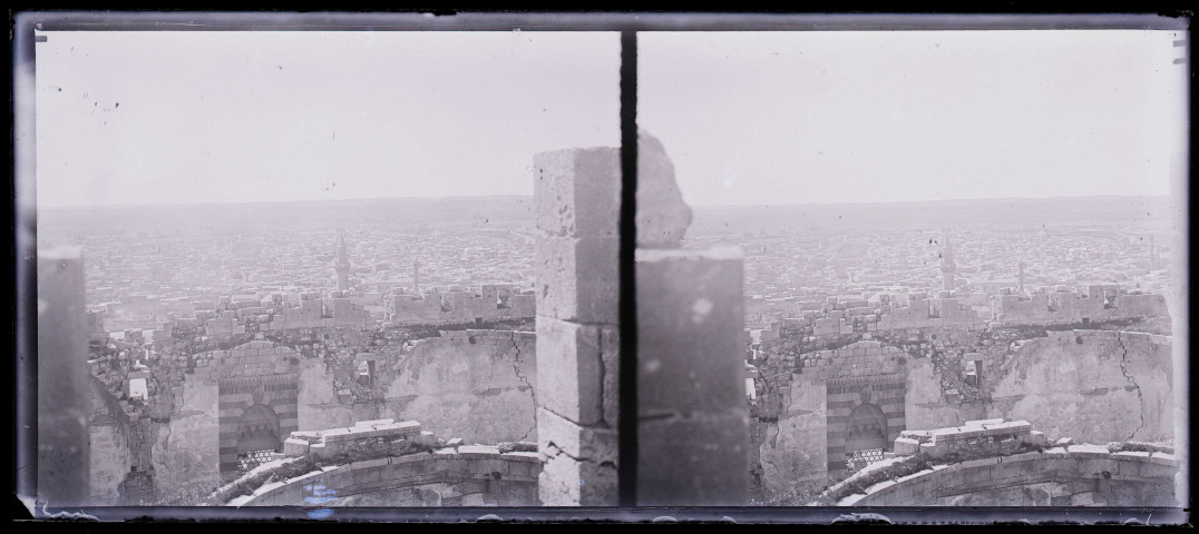 Vue de la ville des crémaillères de la citadelle d'Alep (Syrie).