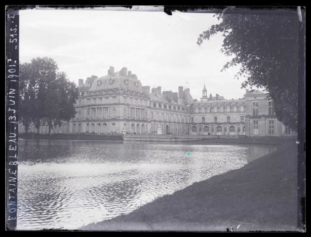 Façade et miroir du château de Fontainebleau (Seine-et-Marne) le 13 juin 1901.