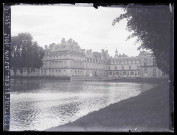 Façade et miroir du château de Fontainebleau (Seine-et-Marne) le 13 juin 1901.