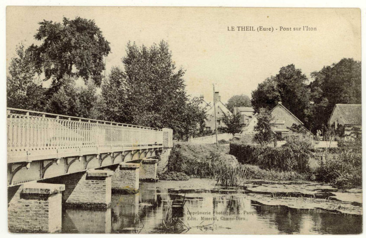 Chaise-Dieu-du-Theil. Pont sur l'Iton.