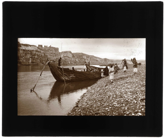 Bac sur les rives de l'Euphrate à Biredjik (Turquie).