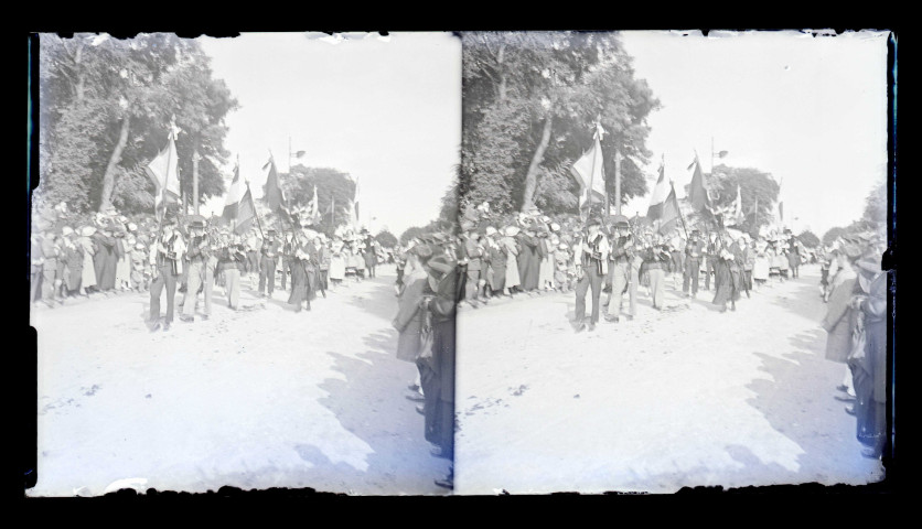 Procession de la Vierge au Monument de Jeanne d'Arc et à la basilique Notre-Dame de Bonsecours (Seine-Maritime).