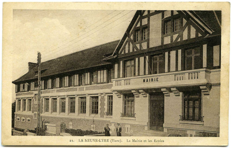 Neuve-Lyre (La). La Mairie et les Ecoles.