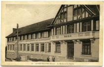 Neuve-Lyre (La). La Mairie et les Ecoles.