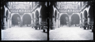 Cour intérieur d'habitation avec arcades et balcons ornementés.