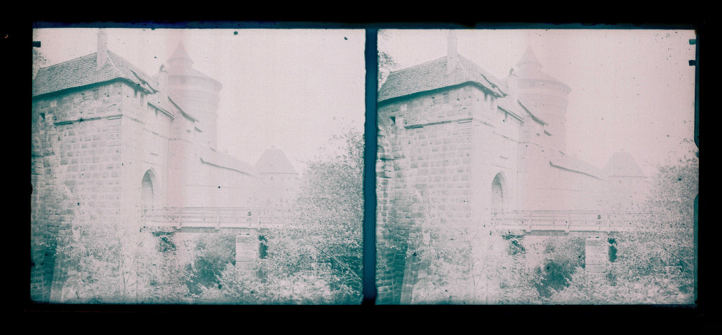 Pavillon d'entrée d'un château fort et pont surplombant les douves.