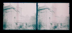 Pavillon d'entrée d'un château fort et pont surplombant les douves.