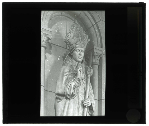 Église d'Aubevoye (Eure), statue de Saint-Évêque bénissant Saint-Nicolas.