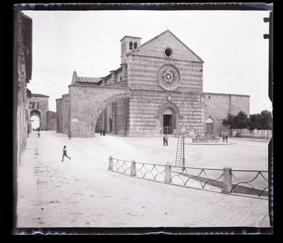 Façade de la Basilique Sainte-Claire d'Assise (province de Pérouse)