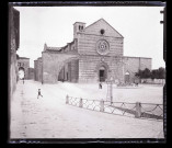 Façade de la Basilique Sainte-Claire d'Assise (province de Pérouse)
