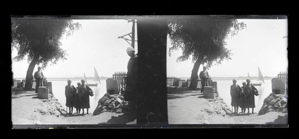 Hommes posant sur les berges du Nil (Égypte).