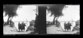 Hommes posant sur les berges du Nil (Égypte).