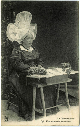 Divers. La Normandie. - Une maîtresse de dentelle.
