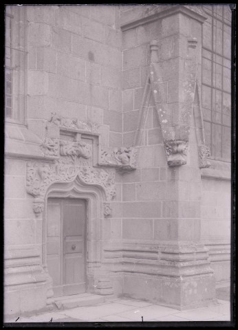 Sculptures à forme humaine des frises d'un angle du portail de l'église Saint-Sulpice de Fougères (Ille-et-Vilaine).